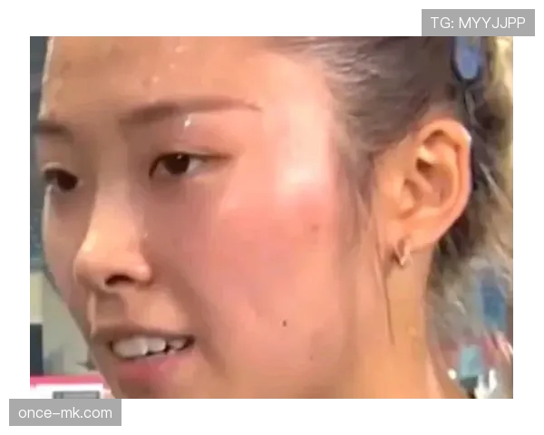 吴艳妮赛前涂睫毛膏的样子，真的不像练田径的？